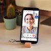 Bambusowy brelok z podstawką pod telefon P001537R