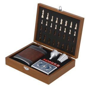 Zestaw upominkowy, piersiówka 175 ml, kieliszek 30 ml, szachy, karty oraz kości do gry P105189X AX-VA374-20