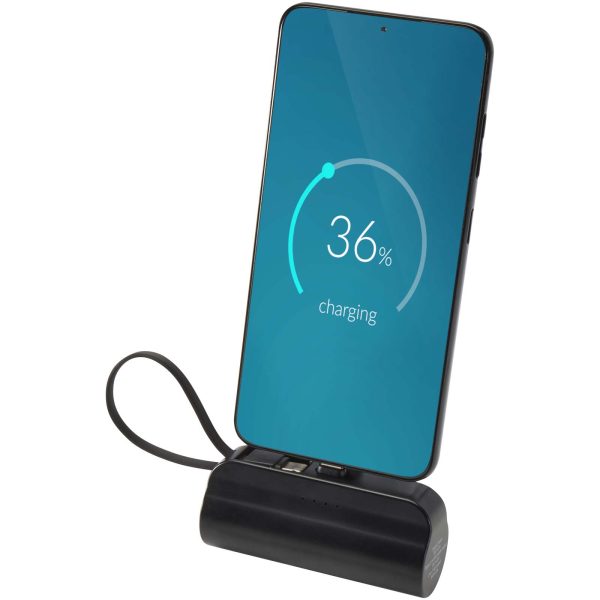 Alnair powerbank o pojemności 5000 mAh i mocy 10 W, wykonany z tworzyw sztucznych pochodzących z recyklingu, z wbudowaną podstawką i kablem 2 w 1 P123362C czarny